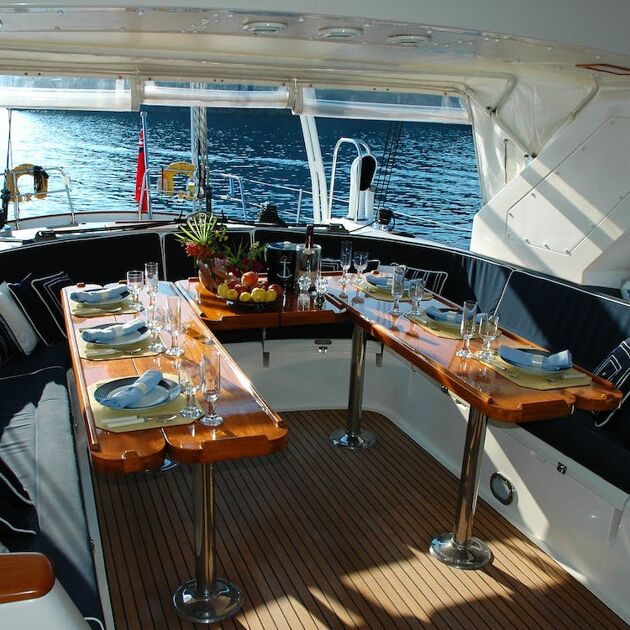 Een jacht met gedekte tafel op water.