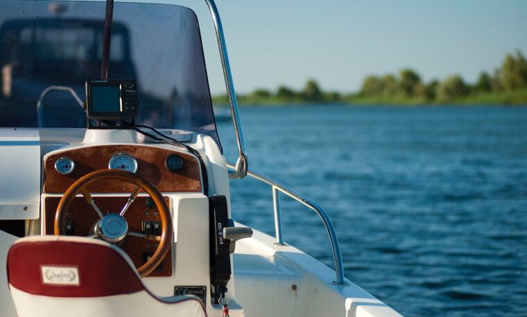 Een jacht op het water met heldere lucht.