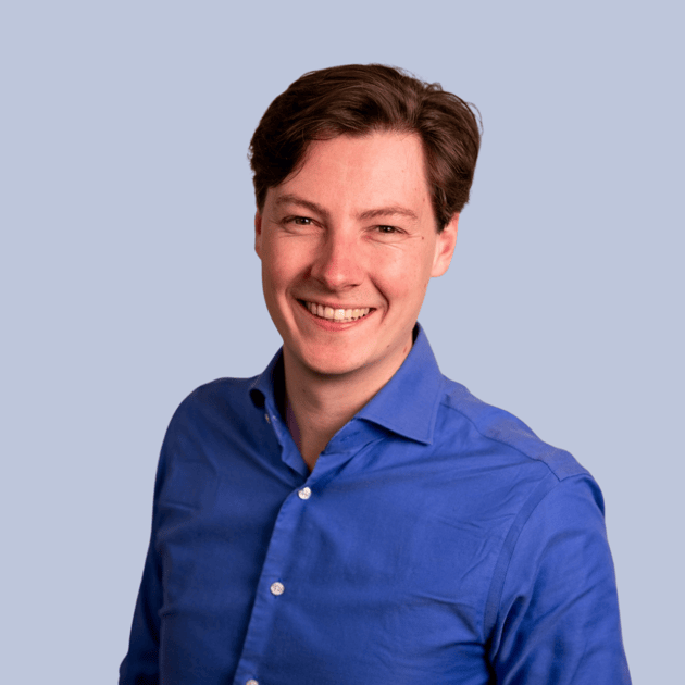 medewerker Qredits Baruch Bramer man in blauw shirt voor grijze achtergrond
