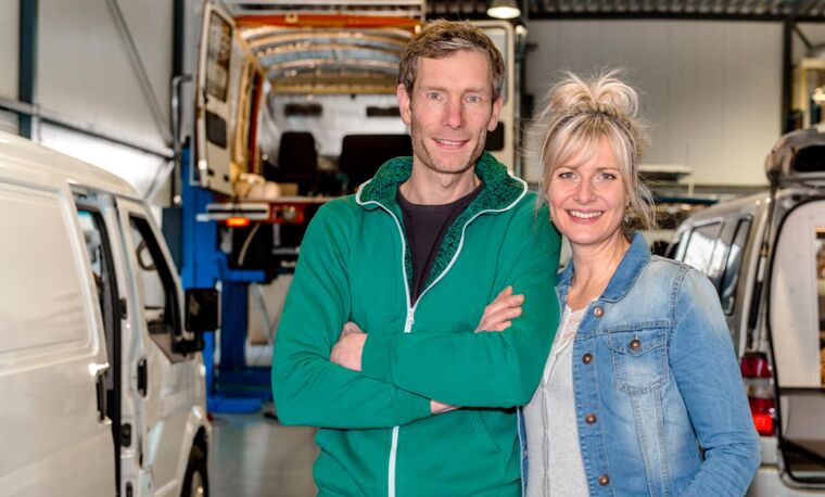man en vrouw samen in een garage met bestelbusjes.