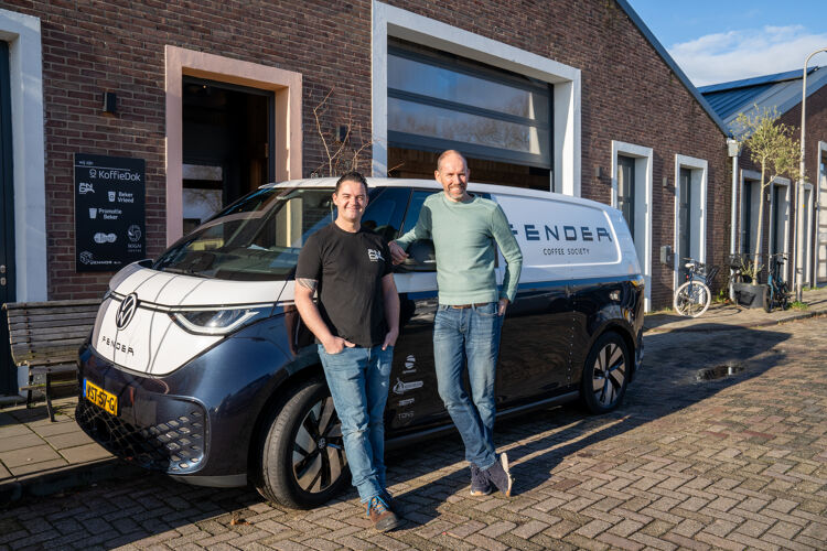 Fender-coffee-twee-mannen-bij-elektrische-bus
