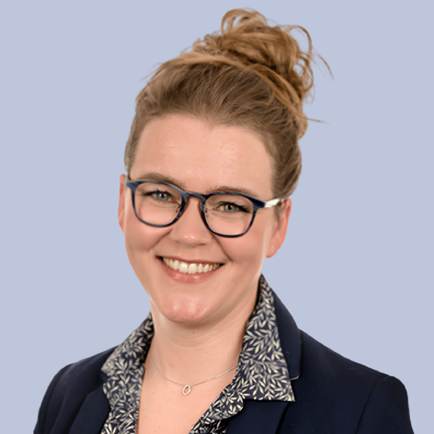 qredits-medewerker-in-blauw-colbert