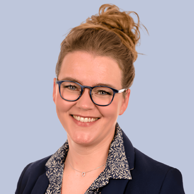 qredits-medewerker-in-blauw-colbert