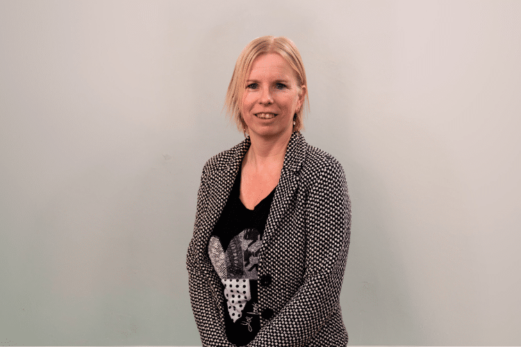 medewerker Qredits Gerda Lijzenga blazer met stippen en zwart shirt met tekst
