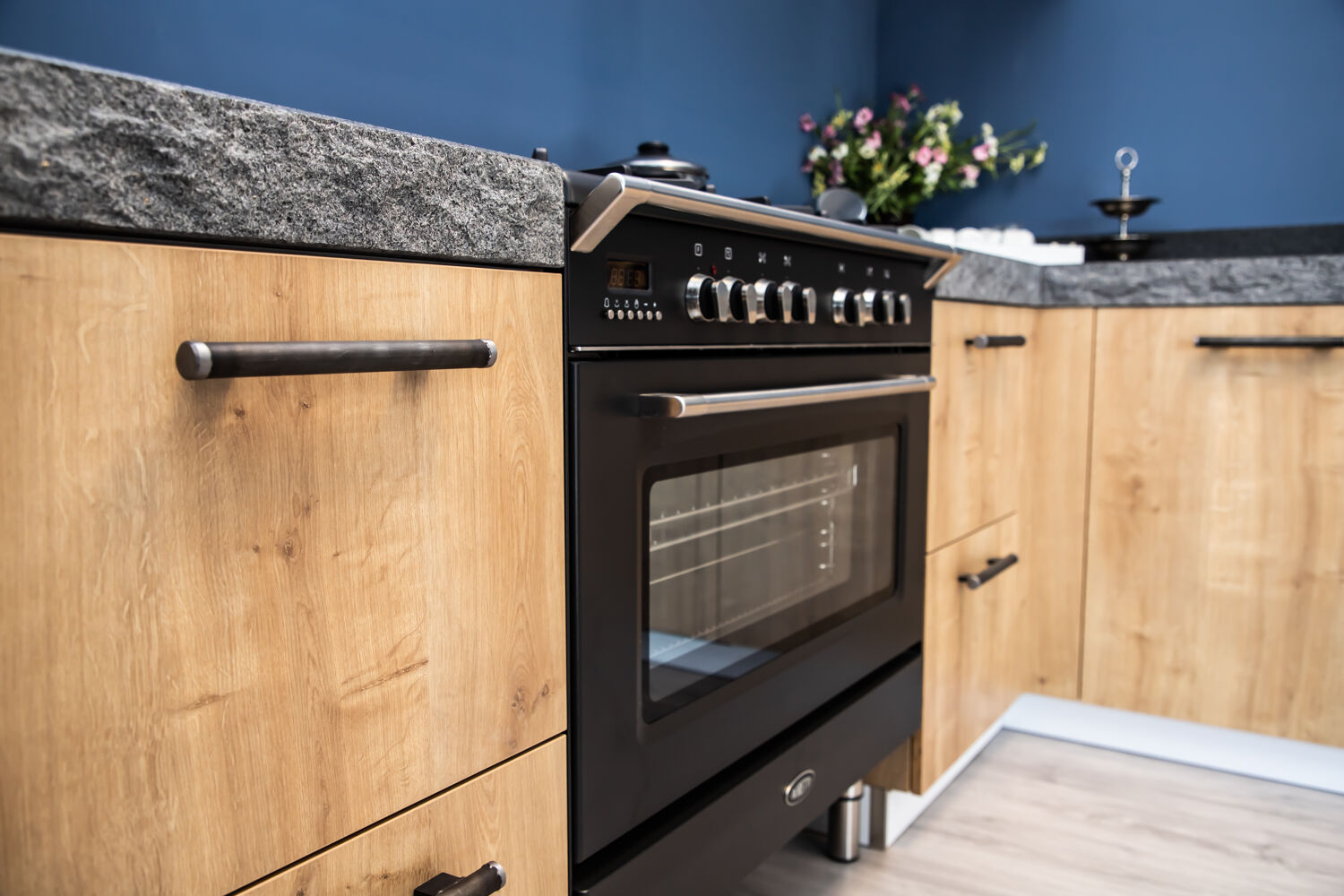 Houten keuken met zwarte oven