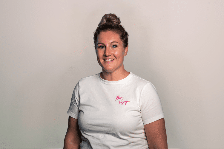 qredits-medewerker-in-wit-shirt