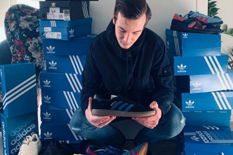 jongen-veel-schoenen-verkopen