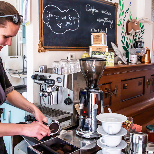 Vrouw bereid kop koffie