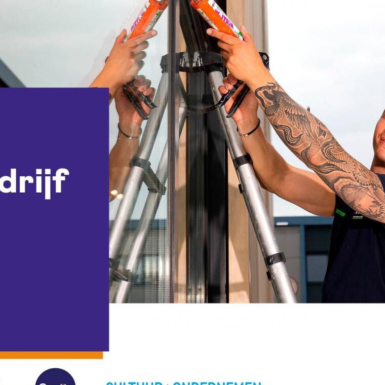 Afbeelding van man die een raam aan heet kitten is. 