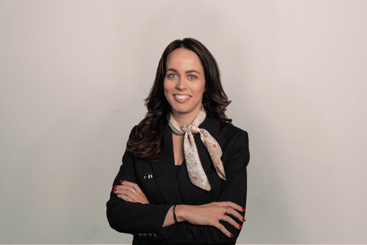 qredits-medewerker-in-zwart-colbert
