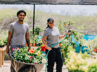 man-en-vrouw-werken-in-de-tuin