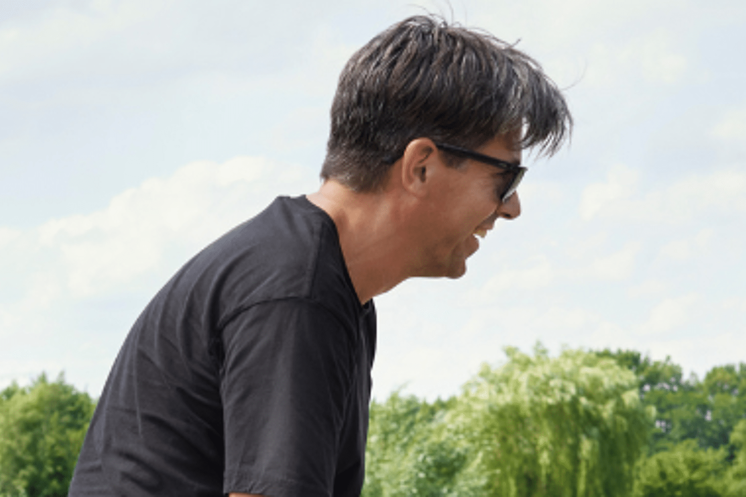 Man en vrouw zitten samen op dak buiten  Man en vrouw zitten samen op dak buiten