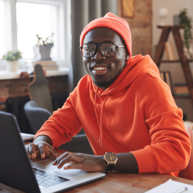 na een online training is een jongen erg tevreden