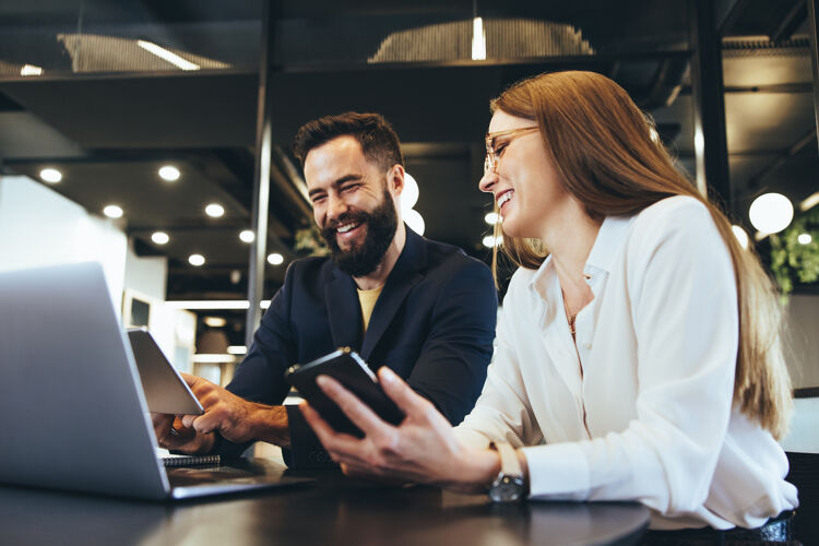 man-vrouw-lachend-achter-laptop