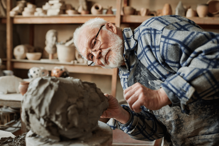 man-werkt-aan-sculptuur-qredits-ondernemer