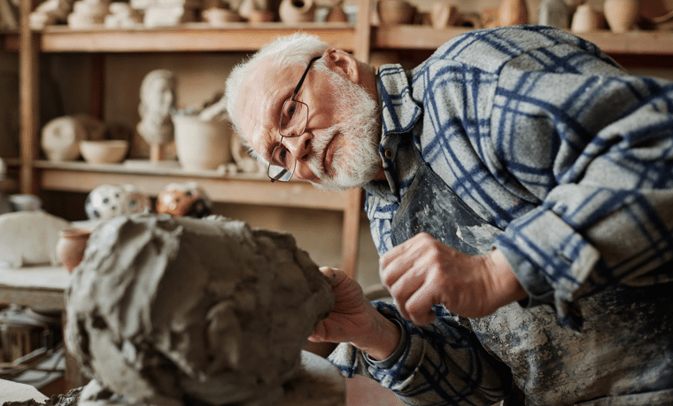 man kijkt aandachtig naar een kunstwerk