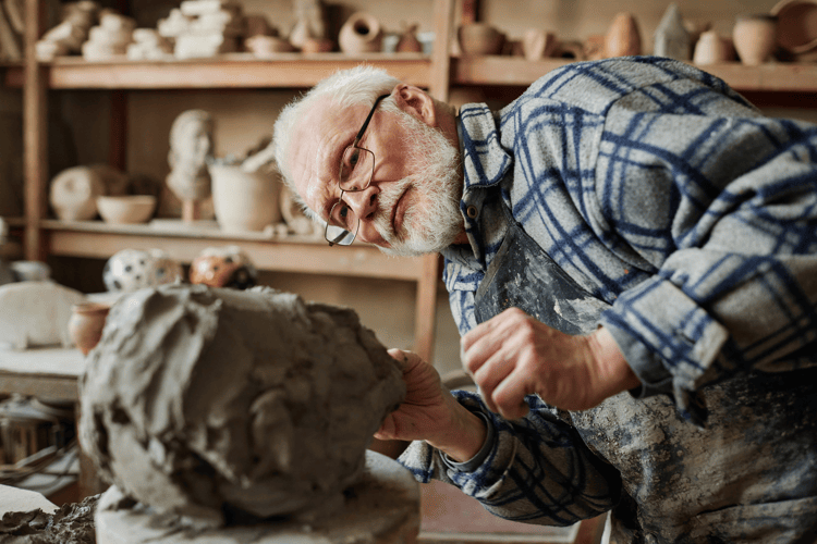man-werkt-aan-sculptuur-qredits-ondernemer