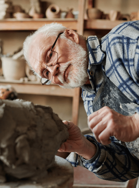 man kijkt aandachtig naar een kunstwerk