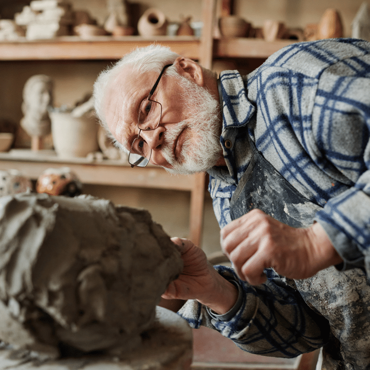 man kijkt aandachtig naar een kunstwerk