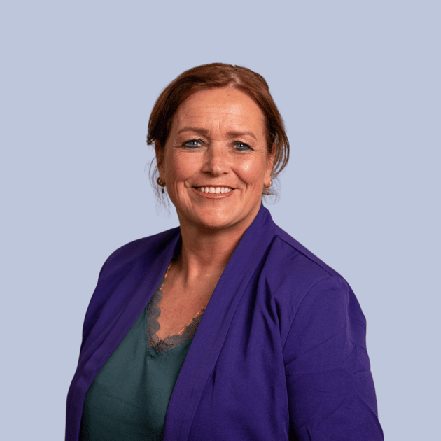 medewerker Qredits Martine Ophoff vrouw in donker shirt voor grijze achtergrond