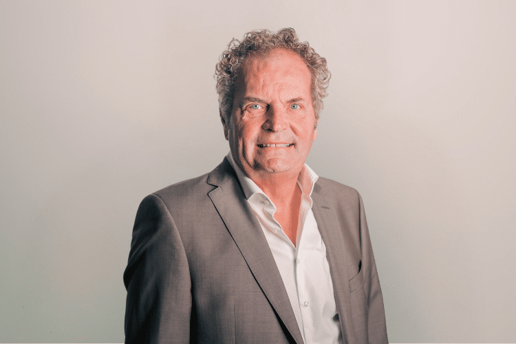 Eric Bouwmeester man in grijs jasje