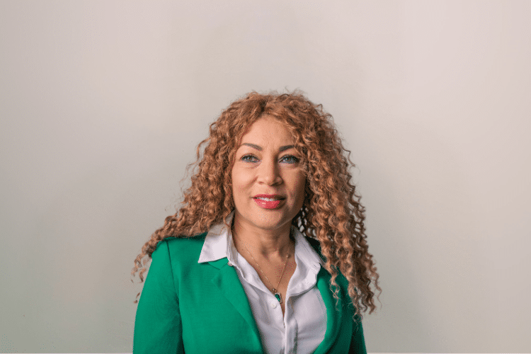 medewerker Qredits Milaine Zuithof vrouw in groen jasje