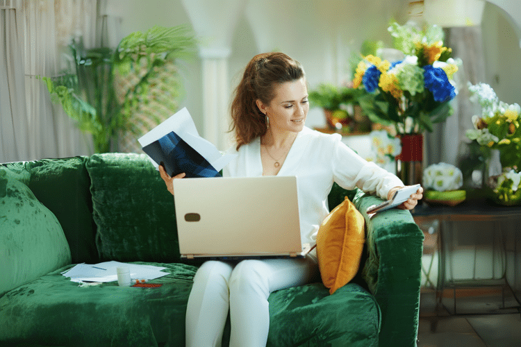 vrouw-met-laptop-en-rekenmachine