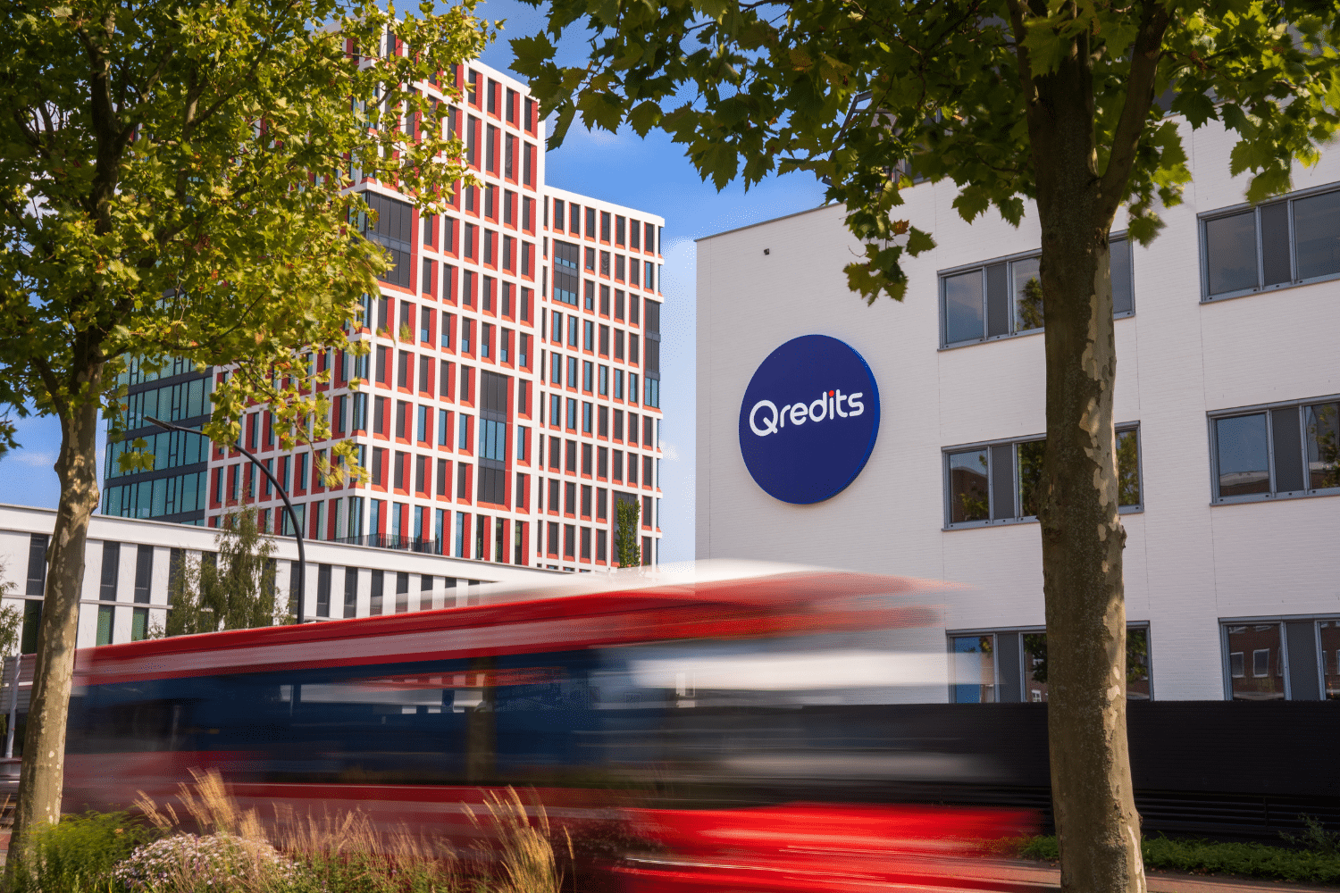 Het Qredits pand staat naast het gemeentehuis in almelo