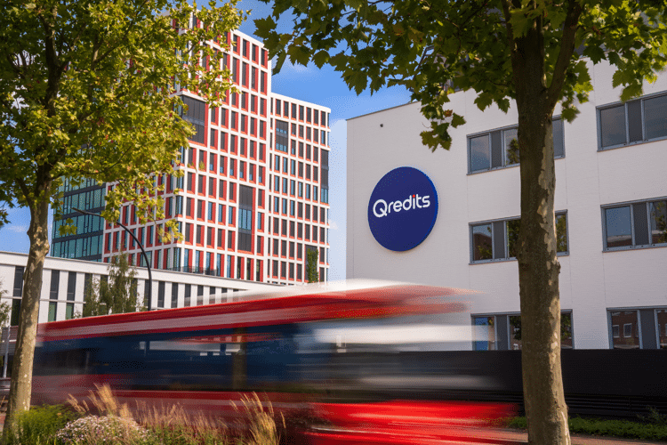 Het Qredits pand staat naast het gemeentehuis in almelo