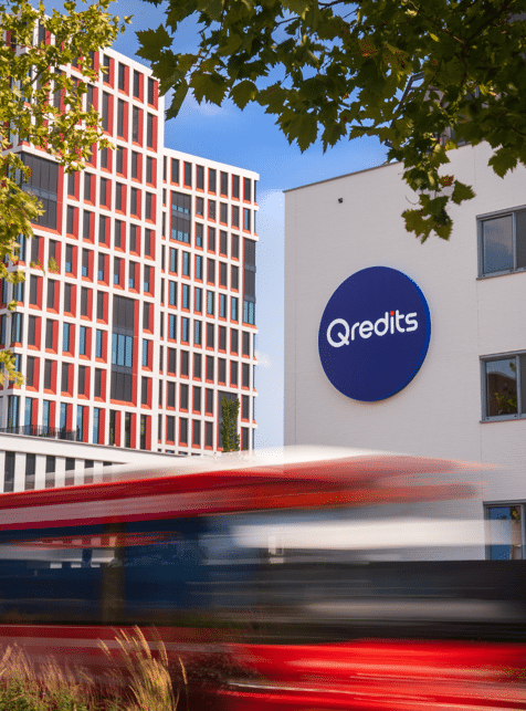 Het Qredits pand staat naast het gemeentehuis in almelo