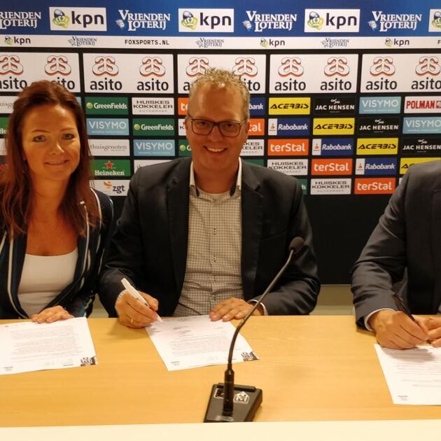 Op de foto tekenen Roy Spit en Vincent Stulen, respectievelijk operationeel directeur en manager IT & Innovatie bij Qredits, en Maureen Schiphorst, accountmanager bij Heracles Almelo de overeenkomst.