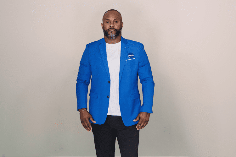 medewerker Qredits Richards Martina blauwe Qredits blazer zwarte broek