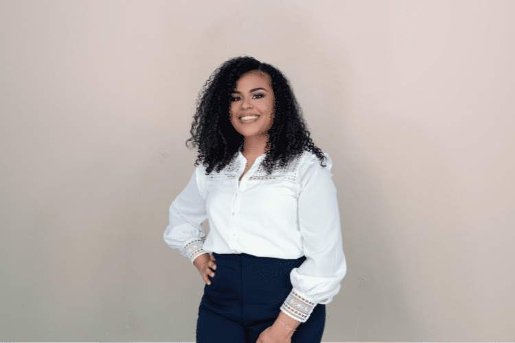 medewerker Qredits Shaina Coffie witte blouse zwarte rok