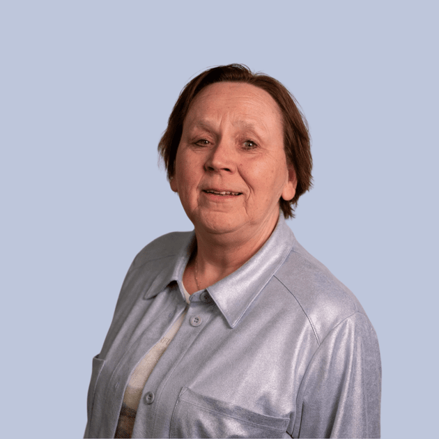 medewerker Qredits Sylvia Nijhuis vrouw in grijs shirt voor grijze achtergrond
