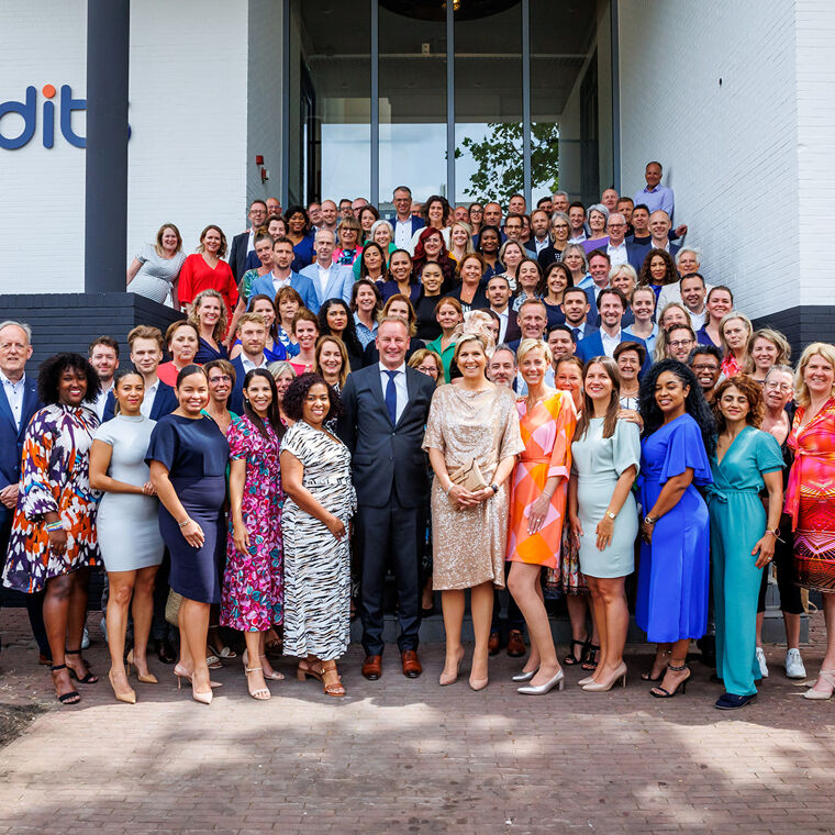 Maxima met Qredits personeel voor het Qredits kantoor