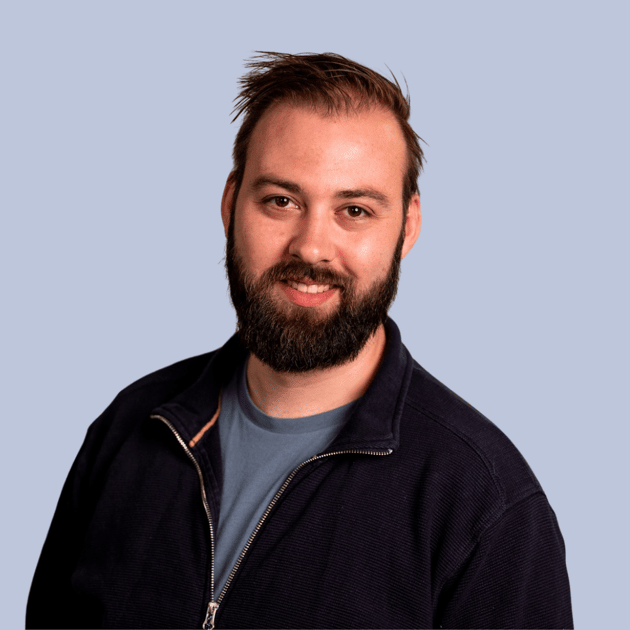 medewerker Qredits Thimo van den Berg donkerblauw vest en baard