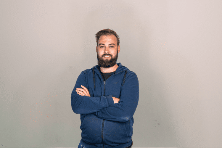 medewerker Qredits Thimo van den Berg donkerblauw vest en baard