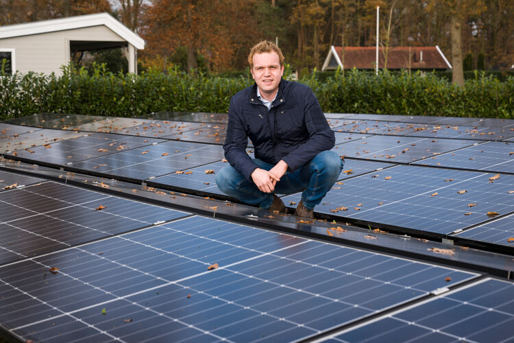 Tom-bouwman-buiten-op-zonnepanelen