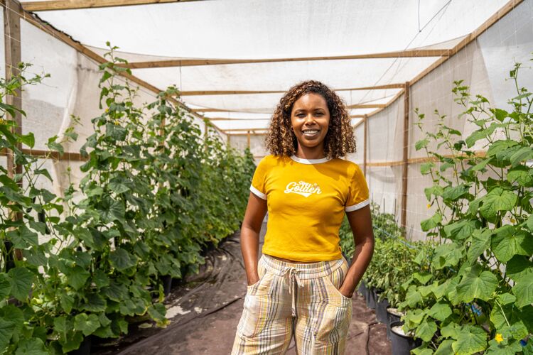 trotse tuinder in kas met planten