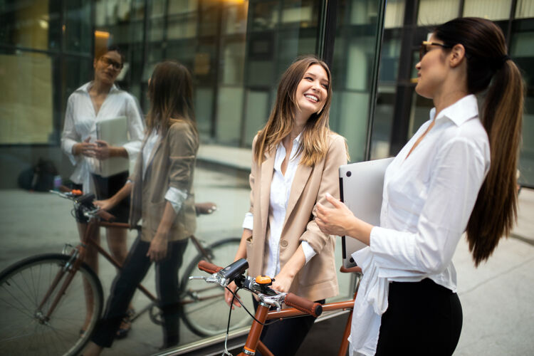 twee-vrouwen-in-gesprek-samen-met-fiets