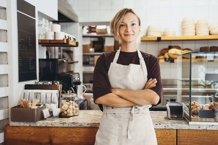 vrouw-armen-over-elkaar-voor-bakkerij