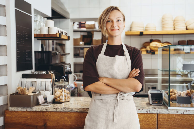 vrouw-armen-over-elkaar-voor-bakkerij