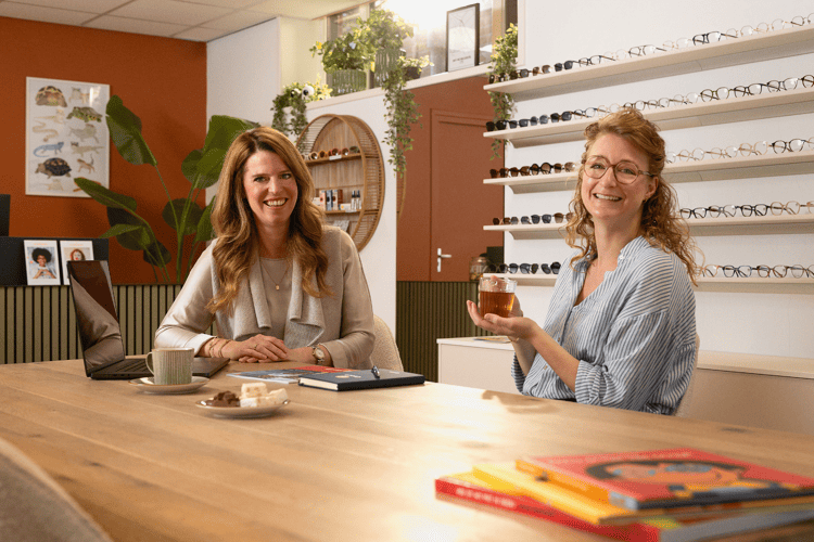 vrouw-praat-met-bedrijfsadviseur-in-brillenzaak
