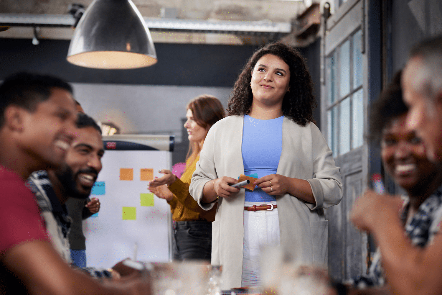 vrouw-staat-voor-groep-tijdens-training
