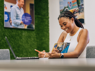 vrouw-werkt-aan-bureau