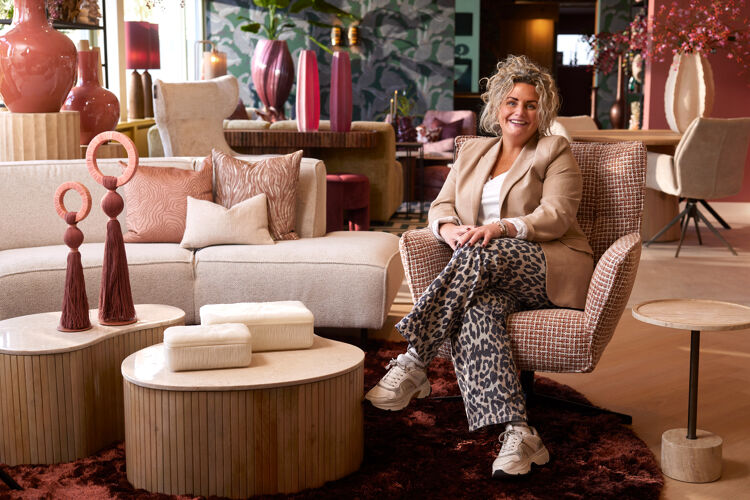 vrouw-zit-in-stoel-living4