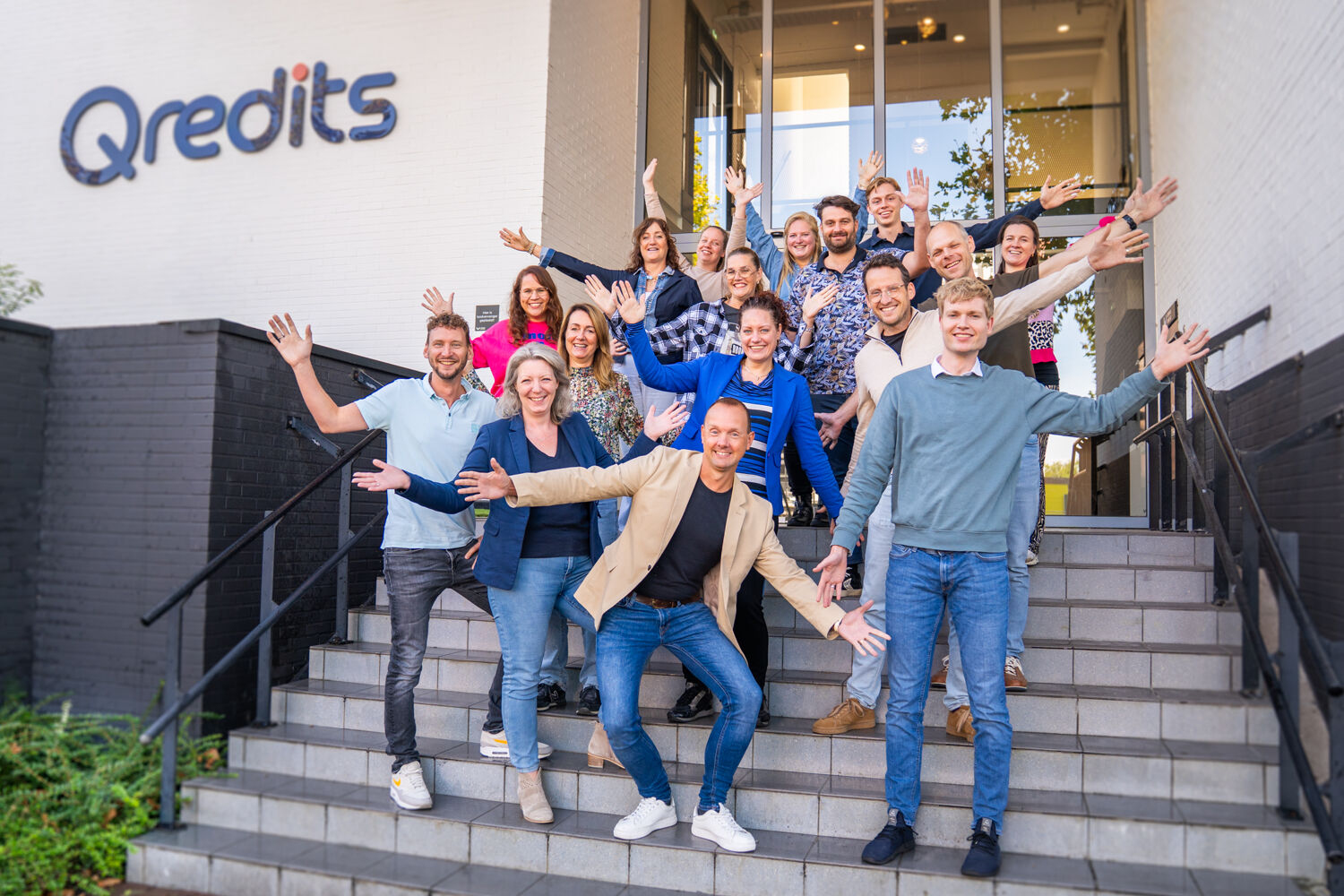 Team Qredits personeel voor het Qredits kantoor