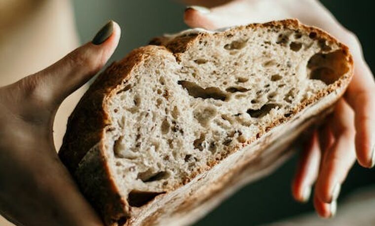 Bakker met brood in de handen. 