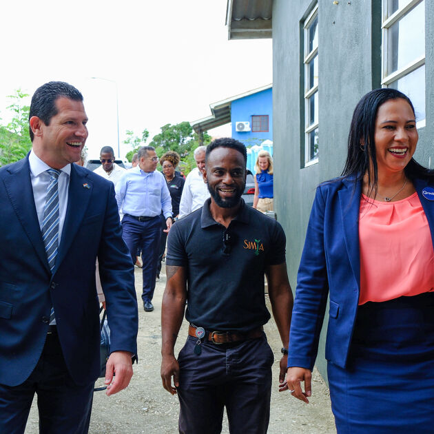 Minister economische zaken bezoekt qredits curacao. Mensen zijn aan het lachen.