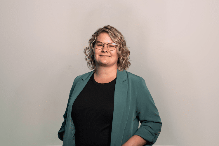 qredits-medewerker-in-groene-blazer